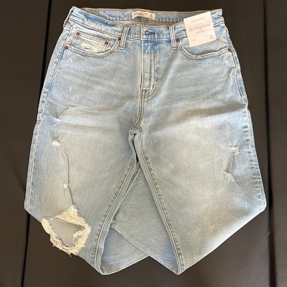 ABERCROMBIE AND FITCH MID RISE BOYFRIEND JEAN